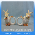 Elegante anillo de servilleta de papel de cerámica con estatuilla de cabra